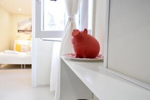 2 kamar tidur dan setrika/meja setrika