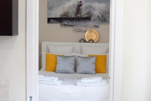 2 quartos, ferros/tábuas de passar roupa, berços (sobretaxa)