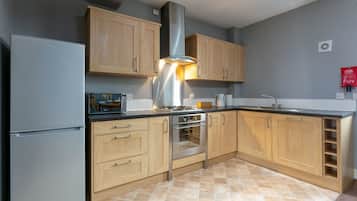 Departamento básico, 2 habitaciones, para no fumadores | Cocina privada | Parrilla de estufa, tetera eléctrica, periquera y comedor