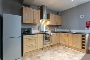 Perushuoneisto, 2 makuuhuonetta, tupakointi kielletty | Yksityinen keittiö | Liesi, vedenkeitin, syöttötuoli, ruokailupöytä