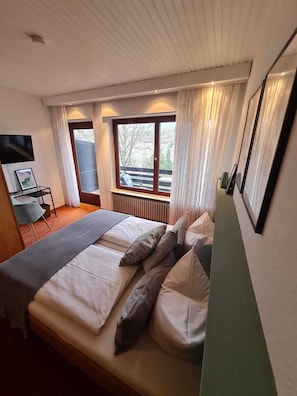 Classic Double Room | Individually furnished, blackout drapes, iron/ironing board, free WiFi - Haus Am Wald (Eltmann)