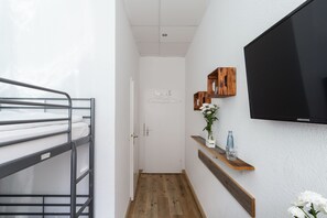 Desk, free WiFi, bed sheets - Hostel H12 Hannover (Hannover)