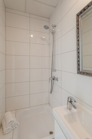 Deep-soaking bathtub, towels - Hostel H12 Hannover (Hannover)