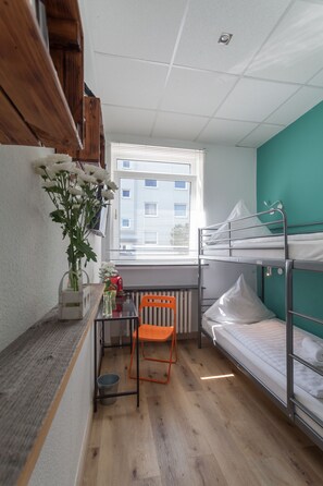 Desk, free WiFi, bed sheets - Hostel H12 Hannover (Hannover)