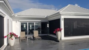 Luksusvilla, flere senger, ikke-røyk, strandutsikt | Terrasse/patio