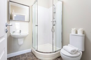 2 bedrooms, individually decorated, individually furnished - Granary Suite No3 - Donnini Apartments (Ayr)
