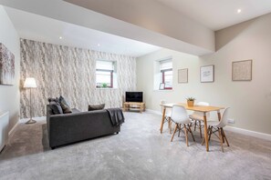 基础公寓, 2 间卧室, 无烟房 | 2 多间卧室、特色装修、特色家居、笔记本电脑工作区