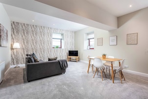 Apartamento básico, 2 quartos, para não fumantes | 2 quartos, individualmente decorados, individualmente mobiliados
