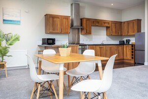 2 quartos, individualmente decorados, individualmente mobiliados