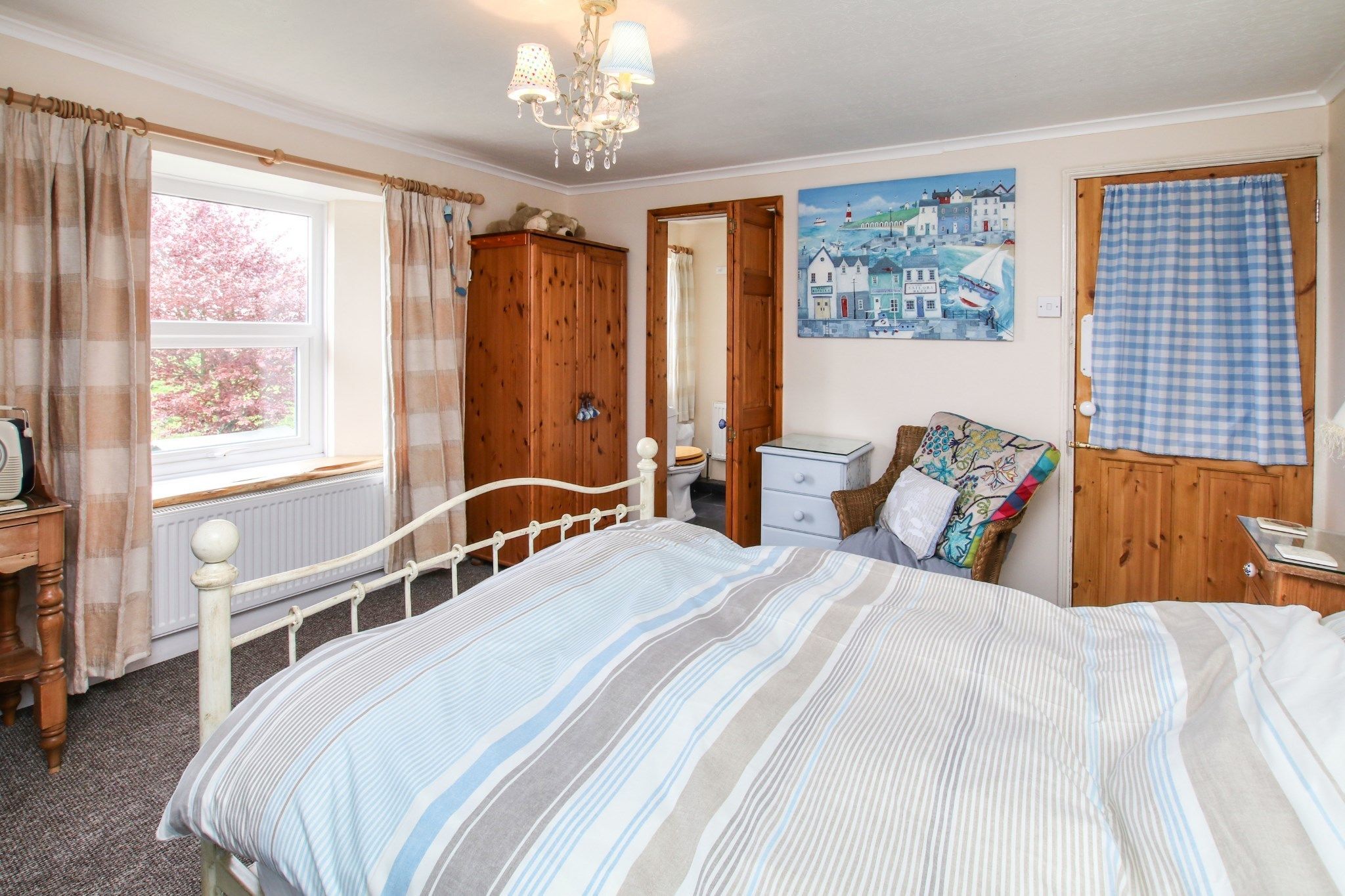 Kayleigh Room, Ensuite | Premium bedding, desk, iron/ironing board, free WiFi