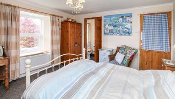 Kayleigh Room, Ensuite | Premium bedding, desk, iron/ironing board, free WiFi