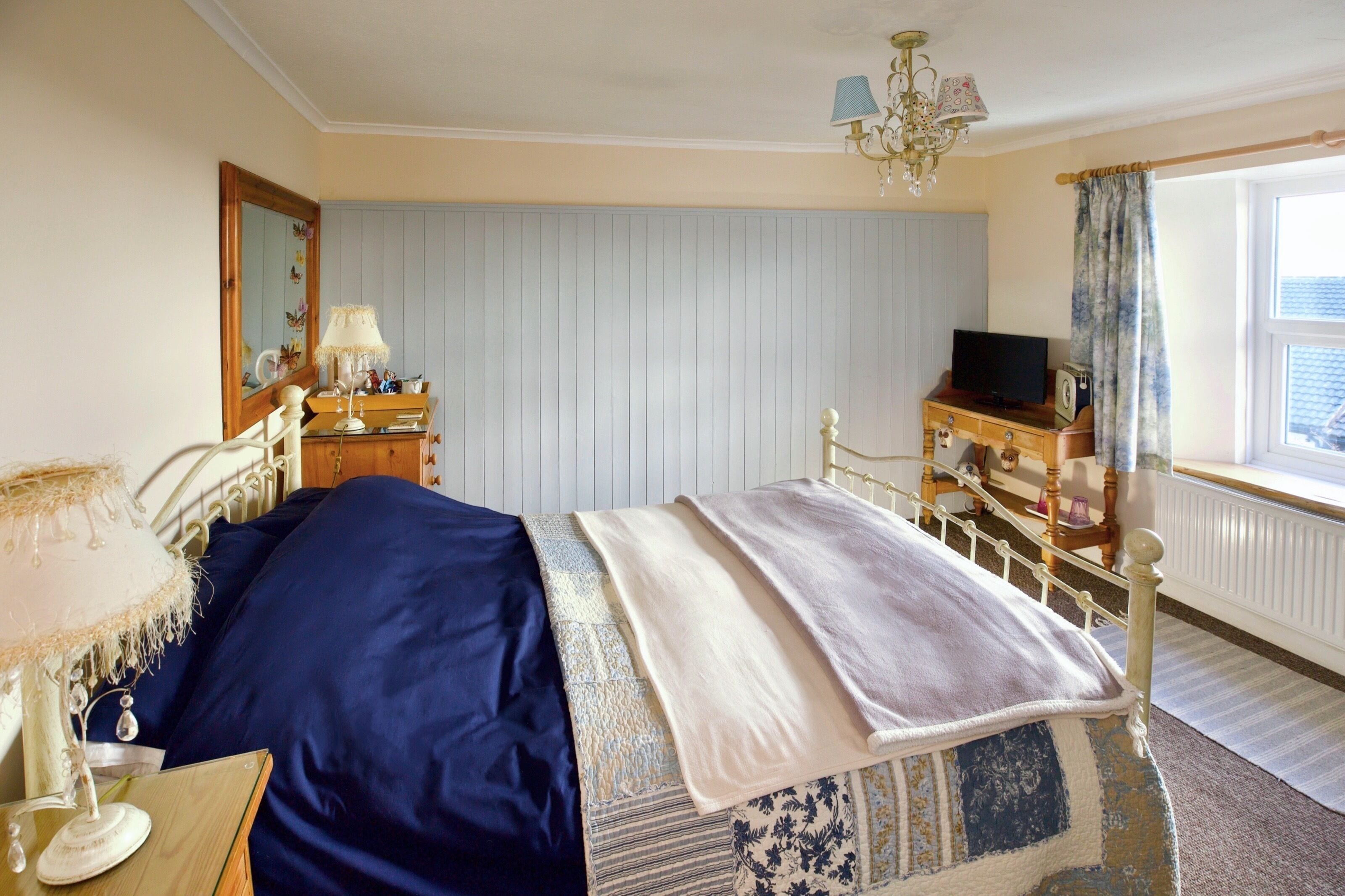 Kayleigh Room, Ensuite | Premium bedding, desk, iron/ironing board, free WiFi