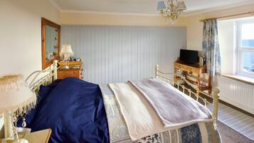 Kayleigh Room, Ensuite | Premium bedding, desk, iron/ironing board, free WiFi