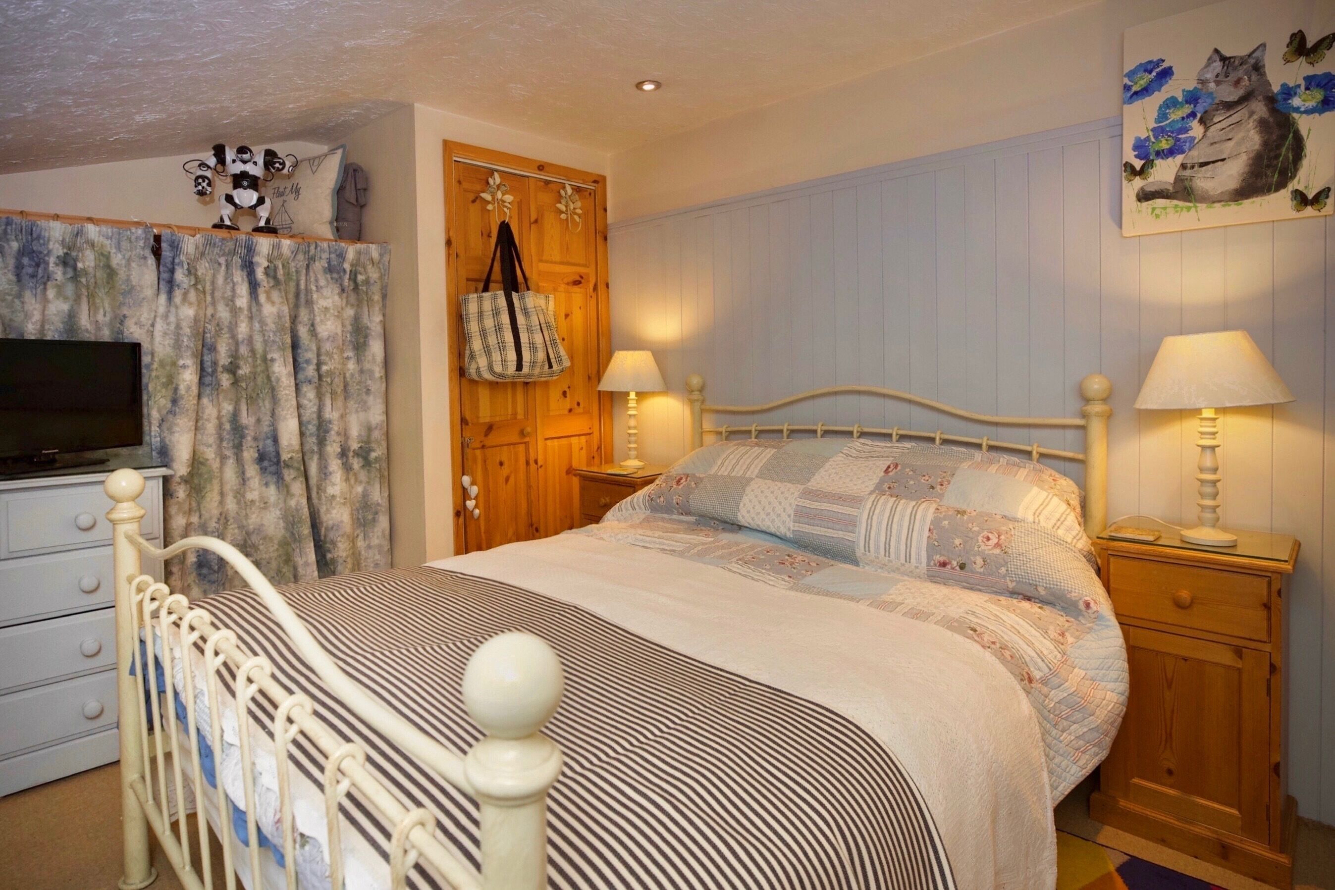 Roupas de cama premium, escrivaninha, ferros/tábuas de passar roupa