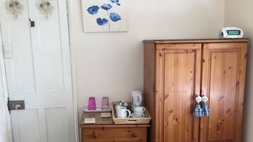 Kahden hengen standard-huone (kaksi sänkyä), kylpyhuone makuuhuoneen yhteydessä | Ylelliset vuodevaatteet, työpöytä, silitysrauta/-lauta, ilmainen Wi-Fi