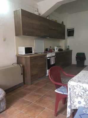 Full-size fridge, microwave, oven, stovetop - Rooms Kuljic (Budva)