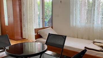 Standard Studio | Bar mini, dihias secara berasingan