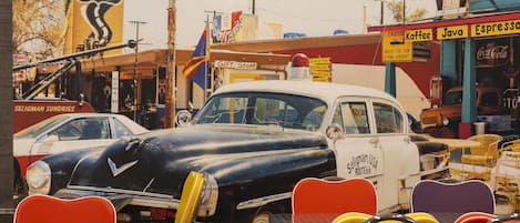 Una cafetería retro con un letrero de la Ruta 66, una tienda de regalos y una cafetería.