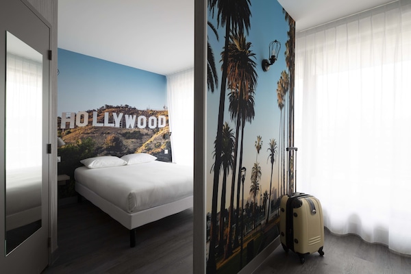 Neljän hengen huone, useita sänkyjä | Yksilöllisesti sisustettu, yksilöllisesti kalustettu, pimennysverhot