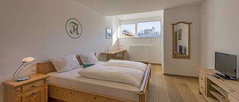 Doppelzimmer | Schreibtisch, Babybetten, Zustellbetten, kostenloses WLAN