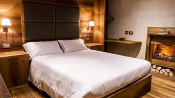 Junior Suite | 1 bedroom, in-room safe, desk, bed sheets