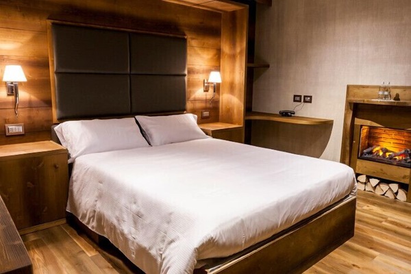 Suite junior | Caja de seguridad en la habitación, escritorio y ropa de cama
