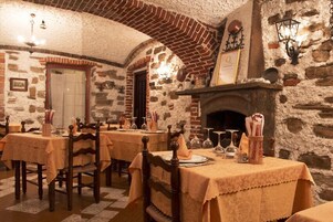 Lunch and dinner served, Italian cuisine