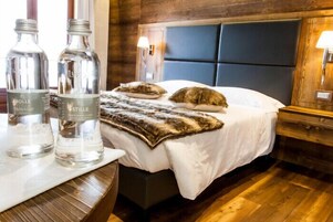 Suíte júnior | Cofres nos quartos, escrivaninha, roupa de cama