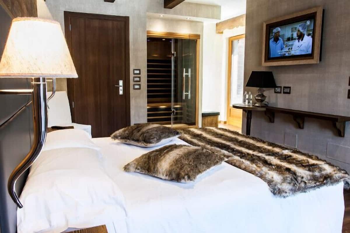 Junior Suite | In-room safe, desk, bed sheets