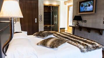 Junior Suite | 1 bedroom, in-room safe, desk, bed sheets
