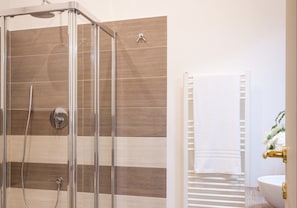 Deluxe Double Room (Sole) | Bathroom | Shower, free toiletries, hair dryer, bidet