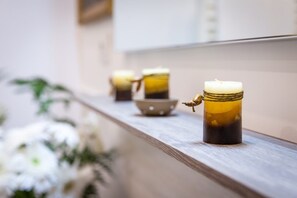 A row of candles on a wooden ledge. - Palazzo Montalbano (Scicli)