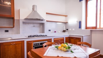 Chambre Double Deluxe (Mare) | Cuisine privée | Réfrigérateur dans l'espace commun