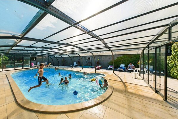 Piscine extérieure, parasols de plage, chaises longues