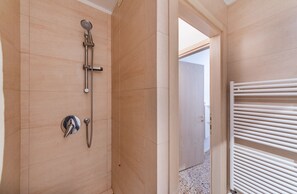 Apartment, 2 Schlafzimmer | Badezimmer | Dusche, Regendusche, kostenlose Toilettenartikel, Haartrockner