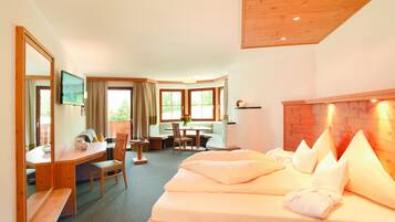 Deluxe Double Room | In-room safe, soundproofing, iron/ironing board, bed sheets