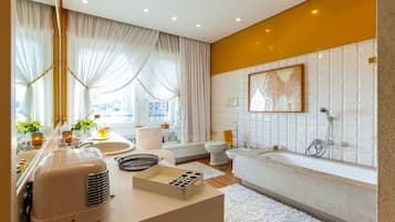 Suite, 2 camere da letto | Bagno | Vasca e doccia separate, asciugacapelli, bidet, asciugamani