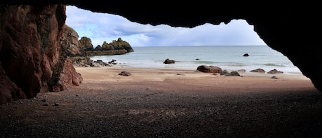 Pantai berhampiran
