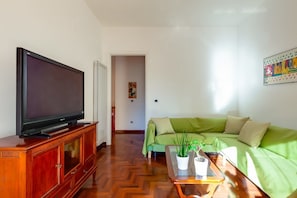 Apartment, 3 Schlafzimmer | Wohnbereich | Flachbildfernseher