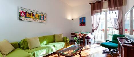 Lägenhet - 3 sovrum | Vardagsrum | Platt-tv