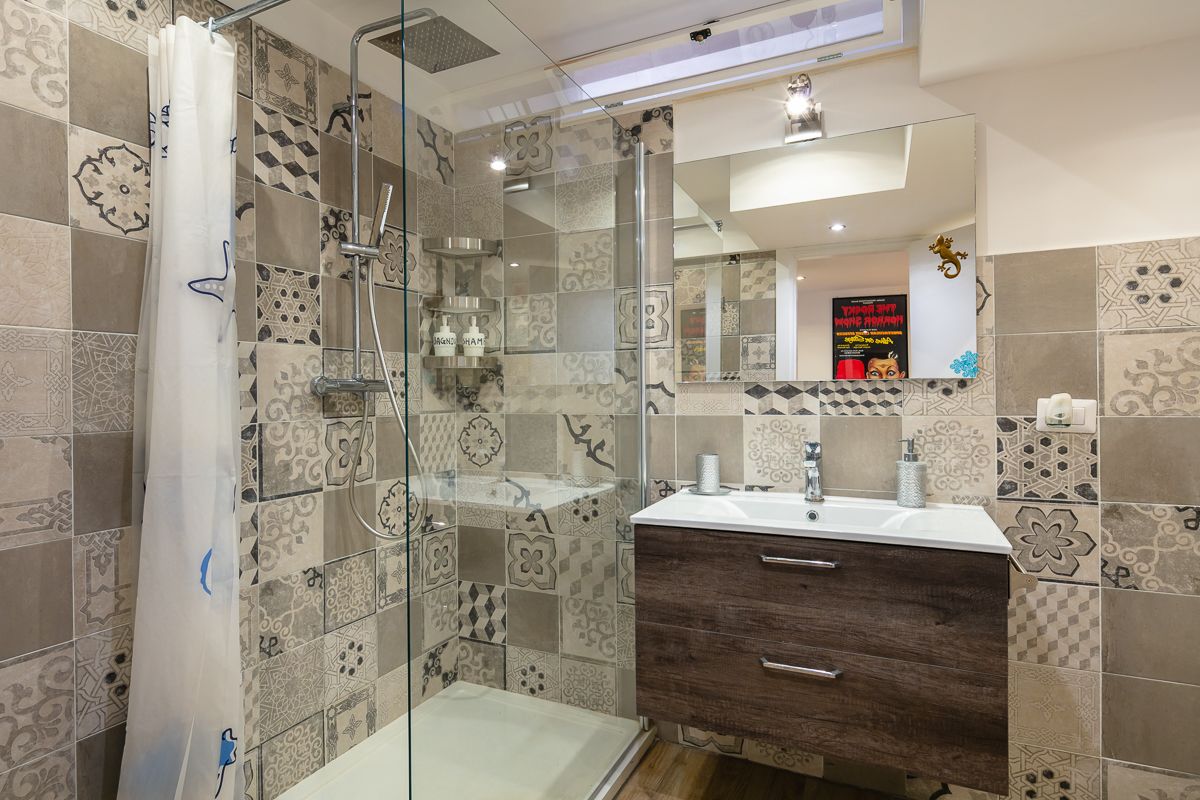 City Apartment, 1 Bedroom | Bathroom | Shower, hair dryer, bidet, towels