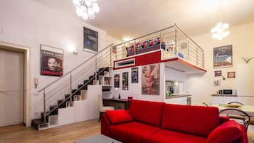 City-Apartment, 1 Schlafzimmer | Wohnbereich | 32-Zoll-Flachbildfernseher mit Digitalempfang, Fernseher