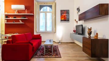 City-Apartment, 1 Schlafzimmer | Wohnbereich | 32-Zoll-Flachbildfernseher mit Digitalempfang, Fernseher