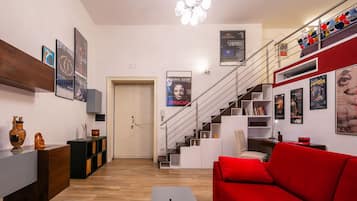 City-Apartment, 1 Schlafzimmer | Wohnbereich | 32-Zoll-Flachbildfernseher mit Digitalempfang, Fernseher
