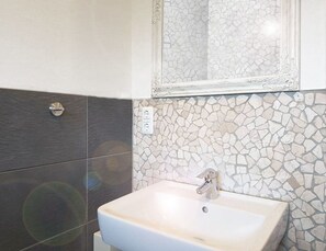 Apartamento, 2 habitaciones | Baño | Bañera profunda, secador de pelo y toallas