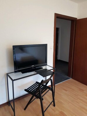 Appartement, 2 chambres | 2 chambres, bureau, système d’insonorisation, fer et planche à repasser