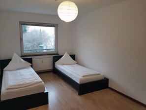 Appartement, 2 chambres | 2 chambres, bureau, système d’insonorisation, fer et planche à repasser