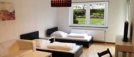 Apartment, 2 Schlafzimmer | 2 Schlafzimmer, Schreibtisch, schallisolierte Zimmer