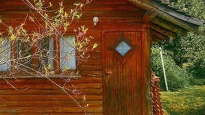 A wooden cabin with a window and a door. - El Pueblito Ecohostel (El Bolson)