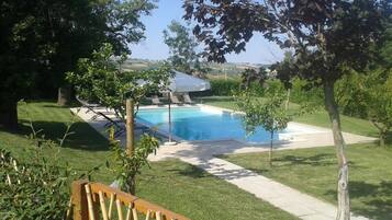 Piscine extérieure, parasols de plage, chaises longues